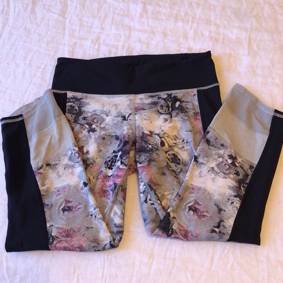 EUC Lululemon Crop 23” Wonder Under Floral Print Leggings Size 6 - Picture 4 of 7